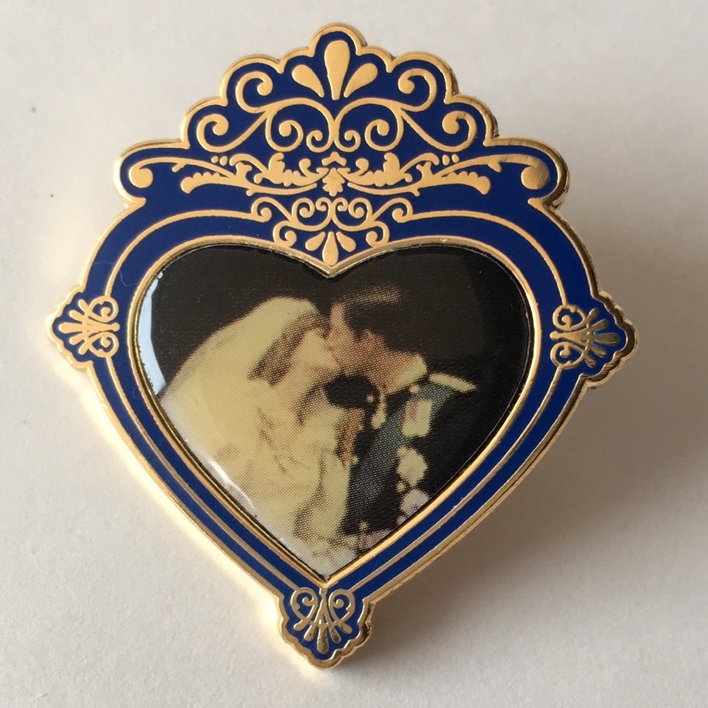 2008 MBI Royal Couple Kissing Pin